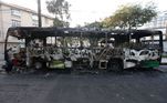 Ao menos seis ônibus foram queimados no ataque dos torcedores santistas em volta da Vila Belmiro. Houve confronto com a polícia, que teve de intervir para conter a fúria dos fãs do Santos