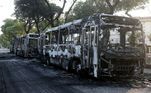 Outro ônibus que foi incendiado na noite desta quarta (7) após o Santos ter sido rebaixado pela equipe do Fortaleza. O Peixe cai para a segunda divisão no mesmo ano da morte de Pelé