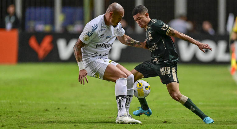 Maicon, do Santos, tenta roubar a bola de Marlon, do América-MG