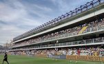 Público começa a se acomodar em seus assentos na Vila; todos os 11 mil ingressos colocados à venda foram esgotados pela torcida santista