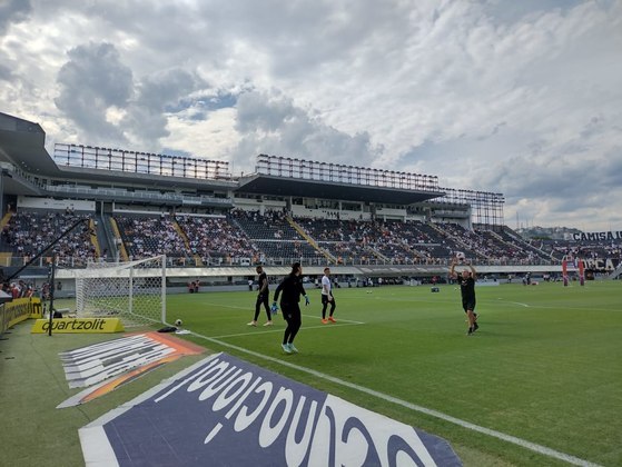 Goleiros do Corinthians fazem o aquecimento antes do início de partida