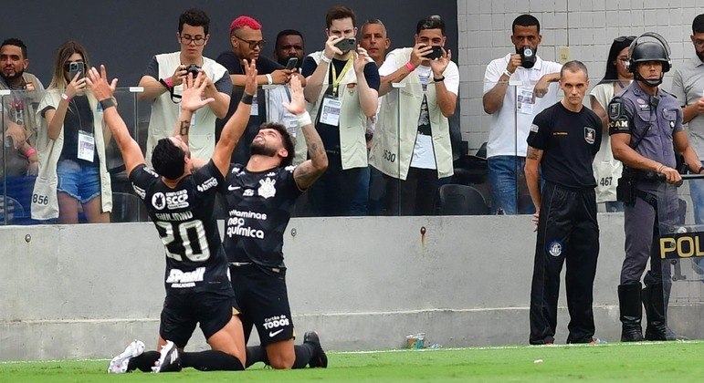 Yuri Alberto comemora com Giuliano o primeiro gol do Corinthians
