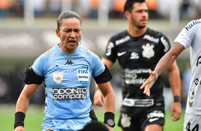 Alvo de protestos do Santos antes do jogo, a árbitra Edna Alves foi protagonista do clássico alvinegro. A anulação do primeiro gol corintiano, com ajuda do VAR, gerou reclamação e críticas. Em campo, a dona do apito foi bem em controlar os ânimos dos jogadores