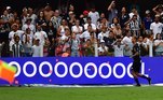 Torcedor santista observa comemoração do gol do Camisa 10 do Corinthians