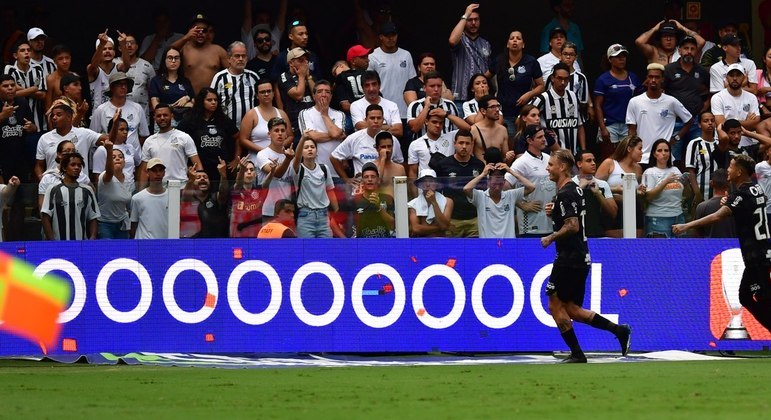Róger Guedes comemora o segundo gol do Corinthians diante do Santos