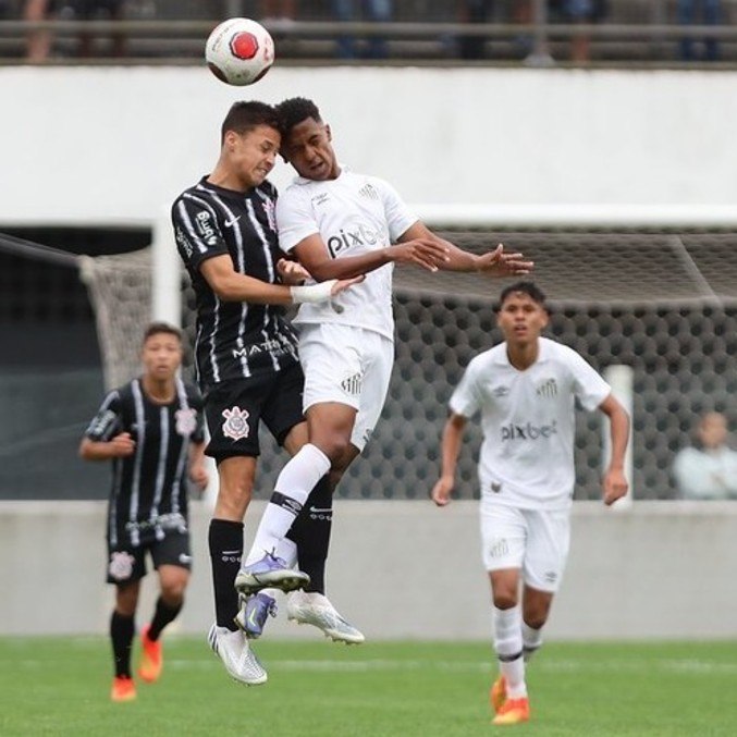 Atacante é eleito o craque do Corinthians na Vila Belmiro; árbitra