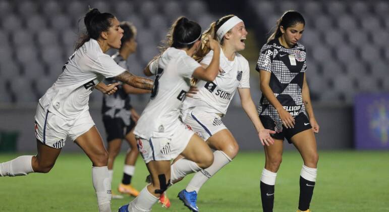 3. Histórico com vantagem santistaNo quesito Brasileirão, a vantagem é santista: são sete jogos, com quatro vitórias das Sereias, contra três das Brabas. O último confronto importante, na final do campeonato em 2017, o Santos foi campeão por um placar acumulado de 3 a 0
