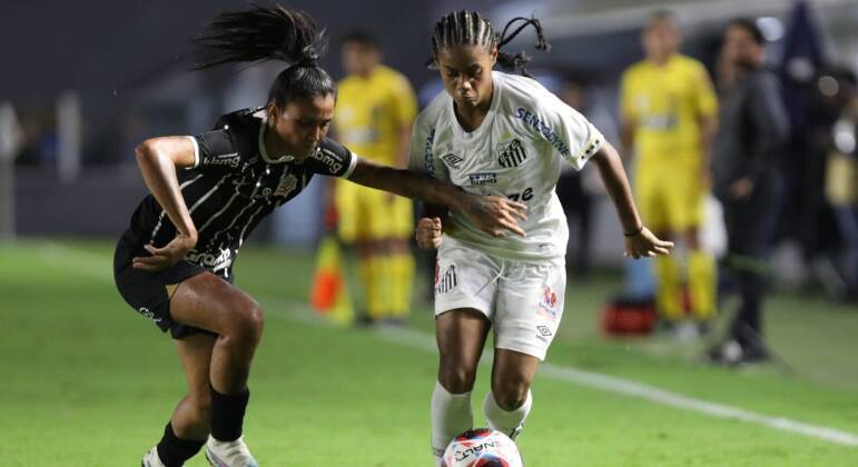 2. Rivalidade em mais de uma competiçãoAlém do confronto importante no Brasileirão, as Sereias e as Brabas também estão em uma disputa acirrada no Paulistão. Com uma diferença de apenas três pontos, o Corinthians lidera a competição à frente do Santos