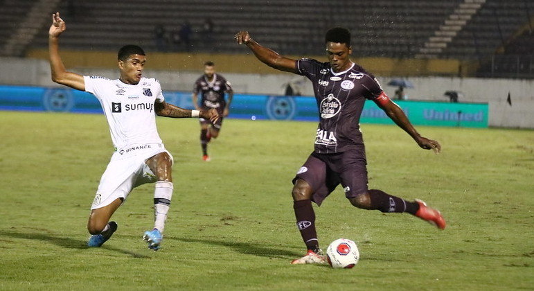 Lance de jogo da noite desta quarta-feira, em Araraquara: duelo atrasado da rodada 10