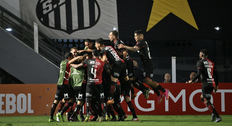 Jogadores do Newell's comemoram