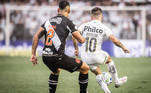 7. Esquema táticoO Santos mantém um esquema tático que dá resultados: três zagueiros e alas abertos pelos lados, com velocidade. A formação foi usada por Carille em 2021 — para tirar o time da zona de rebaixamento no Paulistão e no Brasileirão — e foi crucial para o clube garantir pontos nas competições e fugir da berlinda