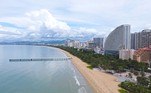 O balneário turístico de Sanya, na ilha de Hainan, na China, aplica restrições de circulação a seus moradores e cerca de 80 mil turistas desde o último sábado (6), quando foi declarado um surto de Covid-19 no território