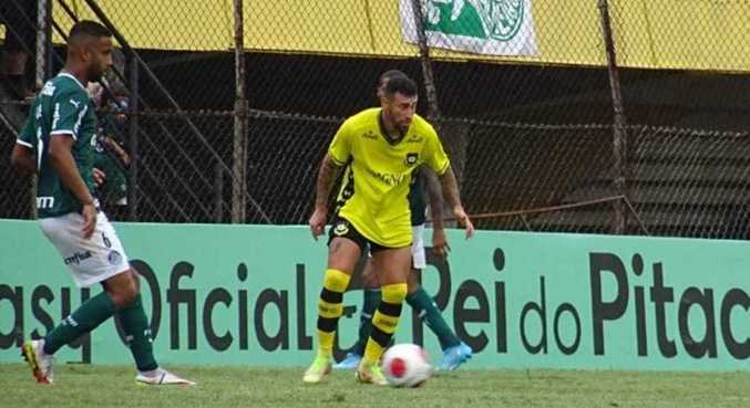 Atacante Paulinho Moccelin (com a bola) foi uma das armas do São Bernardo