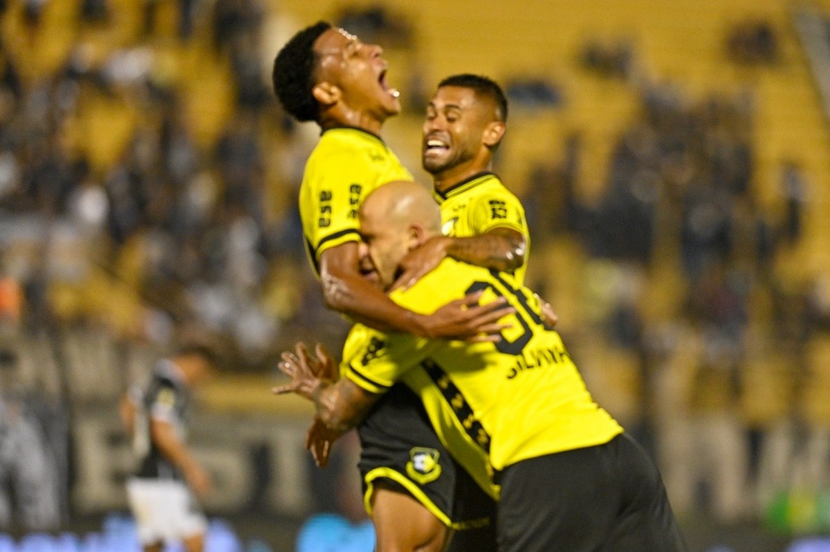 Silvinho comemora o gol do São Bernardo. Marcando em contragolpe 'vergonhoso', segundo Maycon
