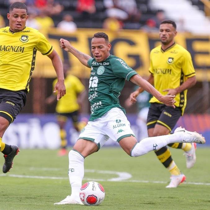 Lance do 1º tempo em São Bernardo, no duelo entre o time da casa e o Guarani