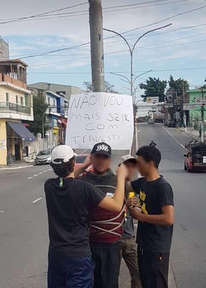 Homem é amarrado a poste junto a placa de conotação preconceituosa: ‘não vou mais sair com travesti’ - R7