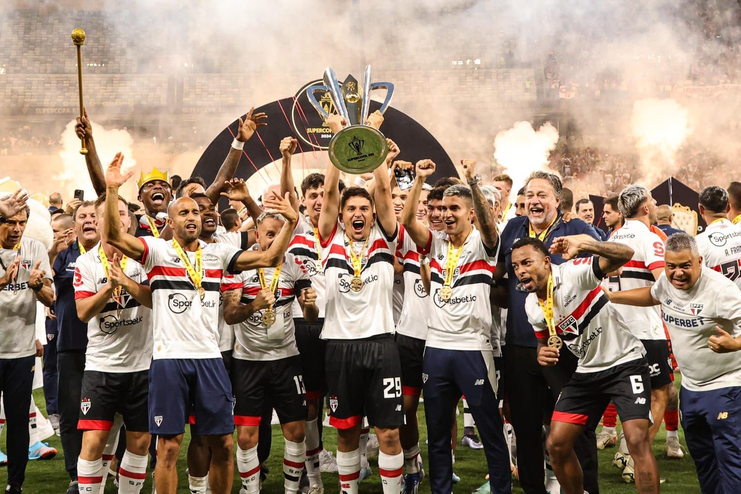 São Paulo 'campeão de tudo'. A taça que faltava. A Supercopa do Brasil, vencendo o rival rival Palmeiras
