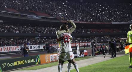 Jogadores comemoram gol contra o Palmeiras