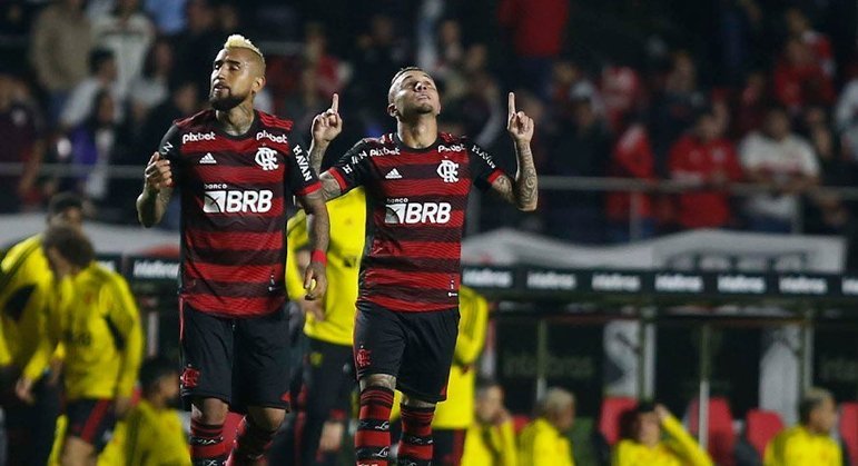 São Paulo 1 x 3 Flamengo - Outra partida de muita ansiedade para a torcida do Flamengo. Apesar de ter aberto o placar e feito 2 a 0, com João Gomes e Gabigol, o Rubro-Negro se segurou lá atrás em grande jogo de Santos. No fim, Everton Cebolinha praticamente sacramentou a classificação. 