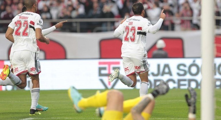 Cássio, caído, depois do gol de pênalti de Eder. Os reservas do São Paulo mais vibrantes 