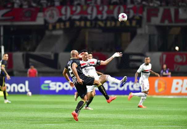 Luciano. Facilmente anulado pelo sistema defensivo do Água Santa. São Paulo sem força no ataque