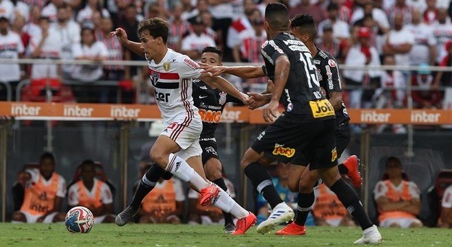O São Paulo foi o jogo todo muito bem marcado pelo Corinthians