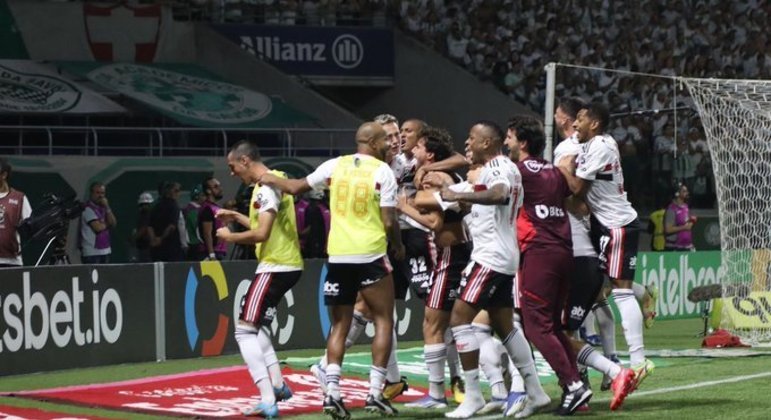 São Paulo comemora diante da torcida do Palmeiras. Eliminação na Copa do Brasil é motivo para revanche