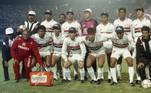 São Paulo – 1992 e 1993Em 1992, o São Paulo conquistou seu primeiro título de Libertadores, em cima dos argentinos do Newell's Old Boys. O primeiro jogo terminou em 1 a 0 para o Newell's, na Argentina. O segundo, no Morumbi, acabou em 1 a 0 e a partida foi para a decisão de pênaltis. Na disputa, o Tricolor venceu por 3 a 2. Em 1993, o São Paulo foi campeão com autoridade contra os chilenos da Universidad Católica. No primeiro jogo, o Tricolor venceu por 5 a 1, já liquidando a fatura. Os chilenos tentaram reagir, vencendo o jogo de volta por 2 a 0, mas a missão era quase impossível e o time brasileiro foi campeão por conta do placar agregado em 5 a 3
