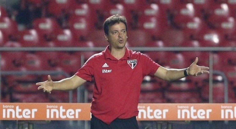 São Paulo (2019-2021) - Ao assinar com o Tricolor Paulista, Diniz fez sua estreia contra o Flamengo, que era comandado pelo técnico português Jorge Jesus.  No Maracanã, as equipes ficaram no 0 a 0. Foram 75 jogos no total, com 34 vitórias, 20 empates e 20 derrotas, sendo o técnico que ficou mais tempo na equipe paulista desde a terceira passagem de Muricy Ramalho. 