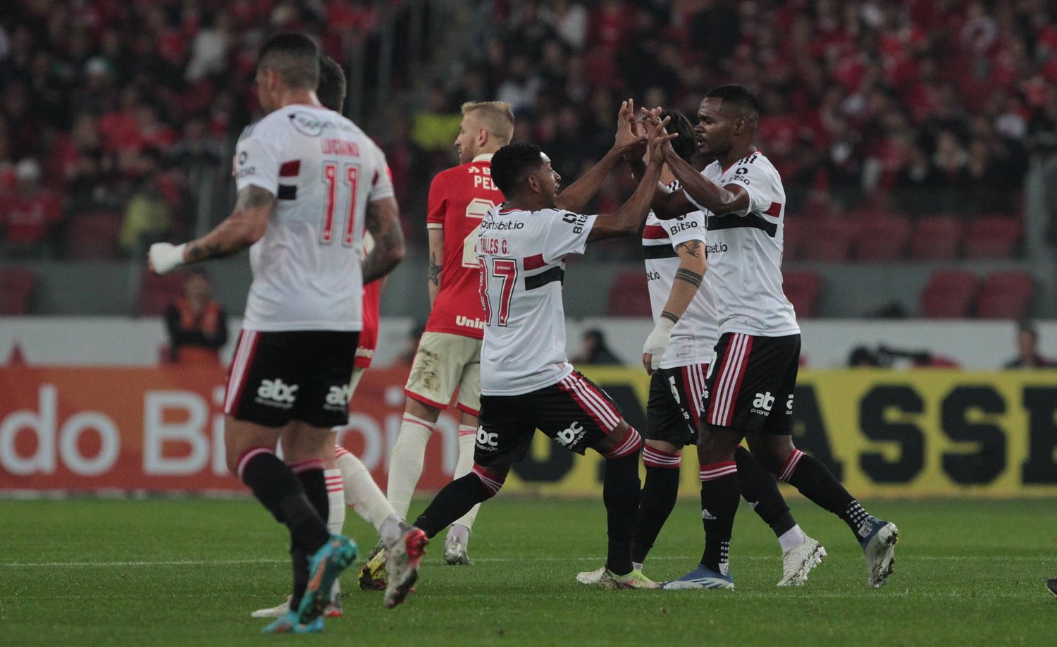 Desfigurado, São Paulo teve uma atuação heroica em pleno Beira-Rio. 3 a 3