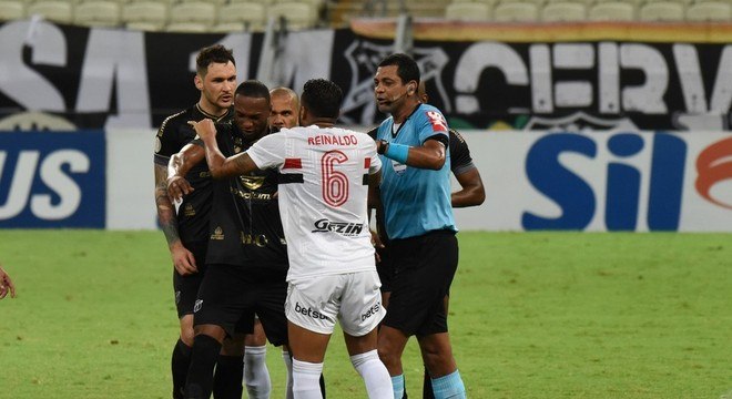 O São Paulo abriu mão de cancelar o jogo contra o Ceará. Desperdício