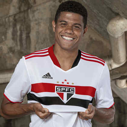 São Paulo: A Adidas paga cerca de R$ 15 milhões ao clube.