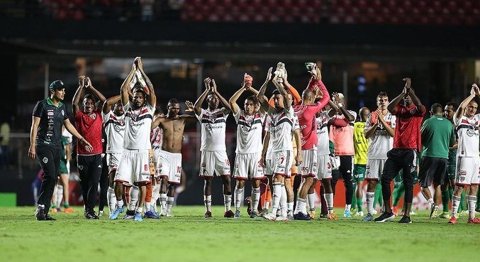 São Paulo comemora e agradece a torcida após classificação na Copa do Brasil