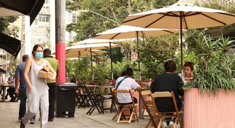 Não há mais restrições ao comércio, mas máscaras seguem obrigatórias