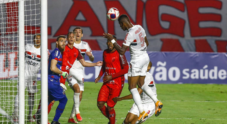 O zagueiro Arboleda marcou o gol do São Paulo de cabeça contra o Botafogo-SP