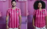 O São Paulo deixou de lado o preto, o branco e o vermelho e trouxe o rosa para o uniforme. Com listras verticais, a Adidas fez uma camisa com dois tons da cor da campanha