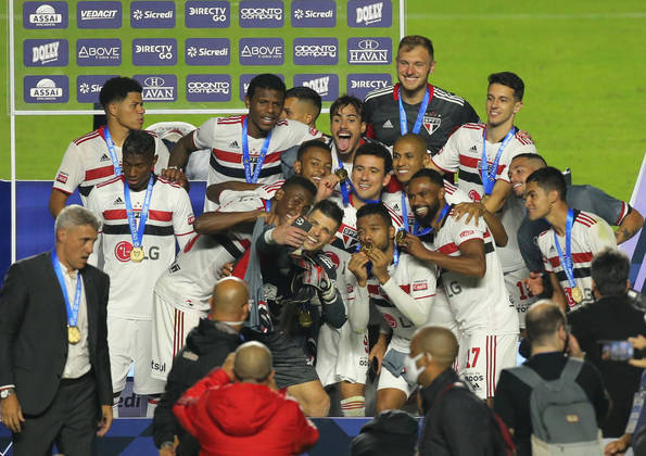 São Paulo vence o Palmeiras, é campeão do Paulista e encerra longo