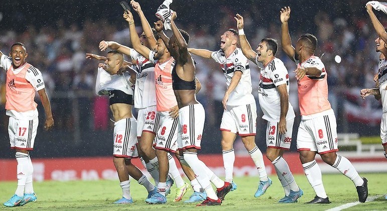 Jogadores do São Paulo comemoram a classificação para a final do Paulistão