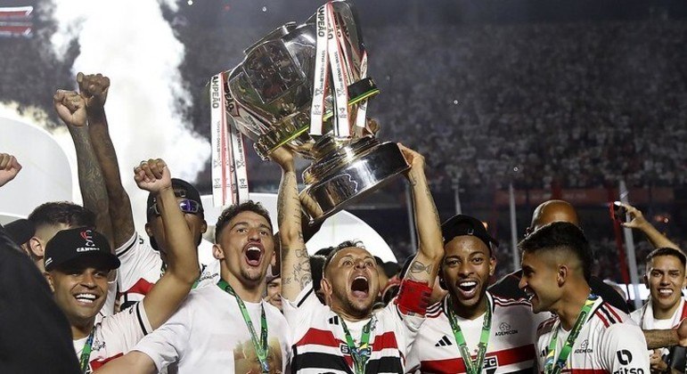 Copa do BrasilO São Paulo também levantou a taça da Copa do Brasil pela primeira vez na história e se tornou o único brasileiro a conquistar todos os títulos no século 21