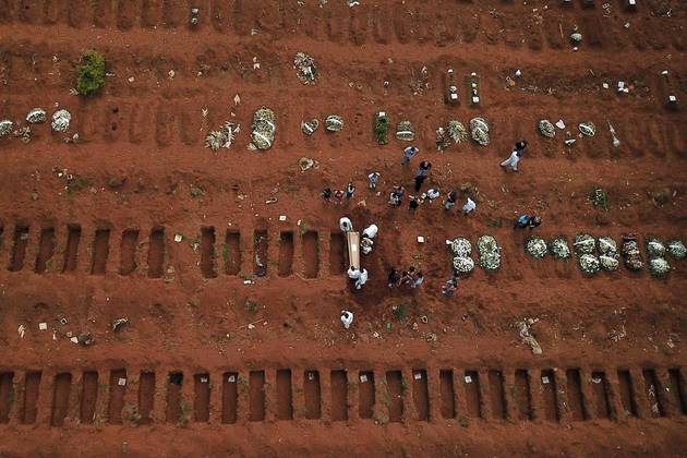 Covas são abertas no cemitério de Vila Formosa