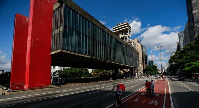 Av. Paulista, em São Paulo, teve pouco movimento. População deve ficar em casa