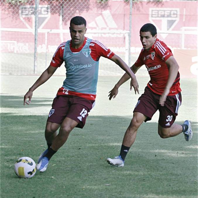 Alisson conduz a bola em treino do São Paulo