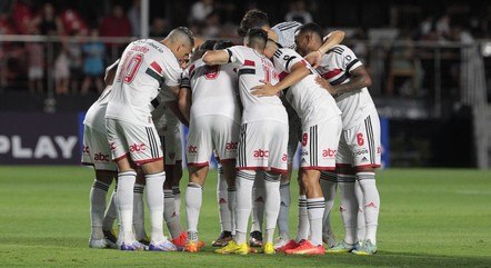 Jogadores do São Paulo antes de jogo contra o Ituano