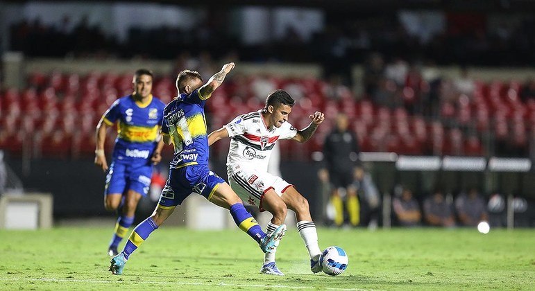 Rodrigo Nestor divide bola em partida contra o Everton, do Chile