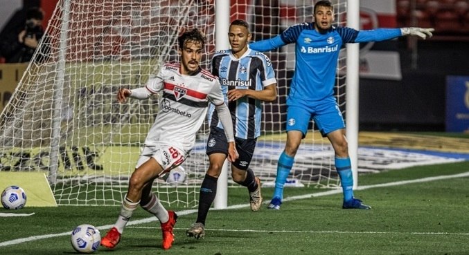 Nos acréscimos, São Paulo vence Grêmio e foge do Z-4 no ...