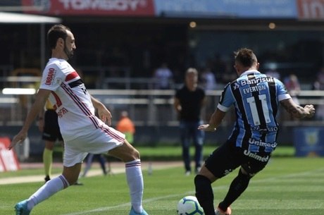 Juanfran disputa bola com Everton Cebolinha