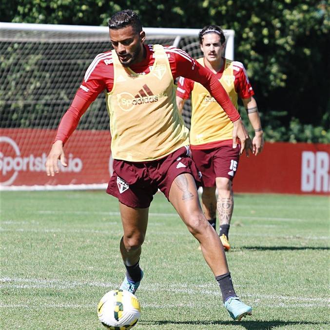 Lateral-esquerdo Reinaldo durante treino do São Paulo no CT da Barra Funda