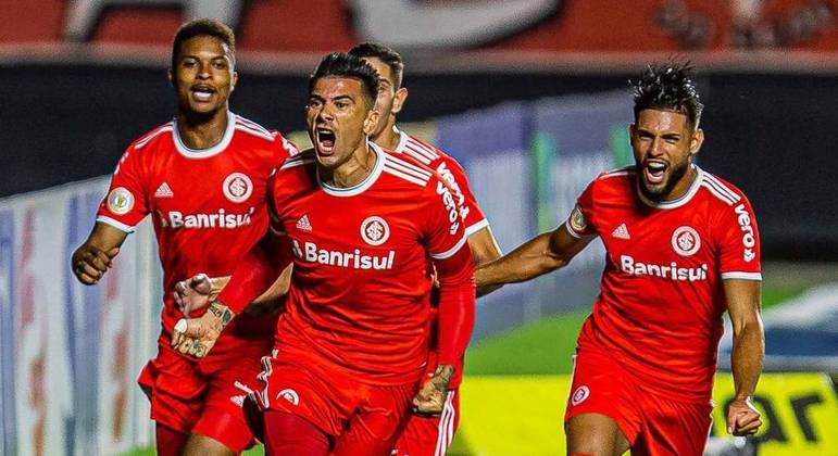 Victor Cuesta, do Internacional, comemora seu gol em partida contra o São Paulo