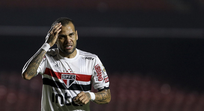 Jair, do Vasco, é punido com quatro jogos de suspensão por expulsão contra  o Bahia