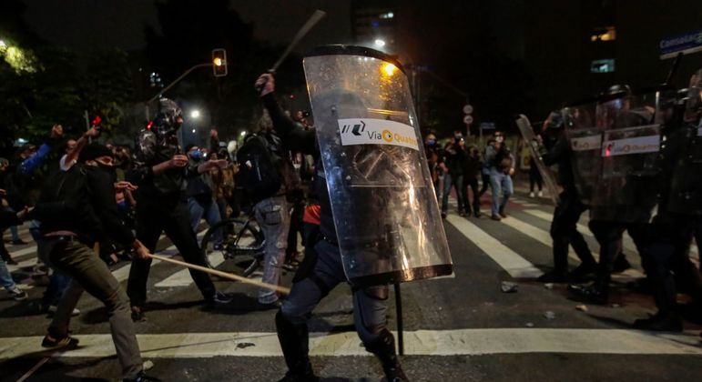 Seguranças do Metrô em confronto com manifestantes em São Paulo